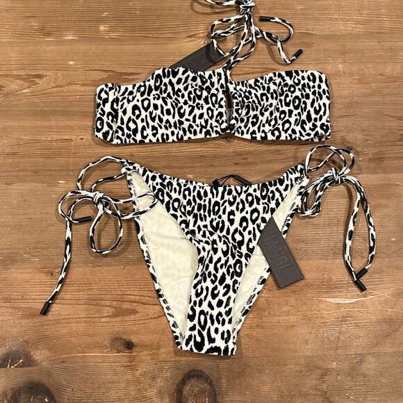 TRIANGL - ASTER POWDER IN BLACK AND WHITE NO BAG NEW WITH TAGS - Picture 2 of 5